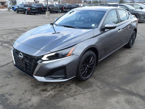 Used 2025 Nissan Altima 2.5 SV w/ SV Special Edition Package image 2