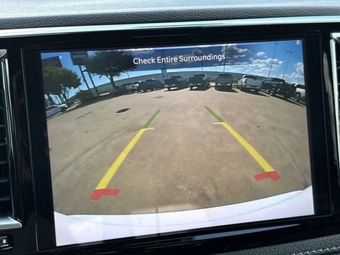 Used 2025 Chrysler Pacifica Limited FWD image 19