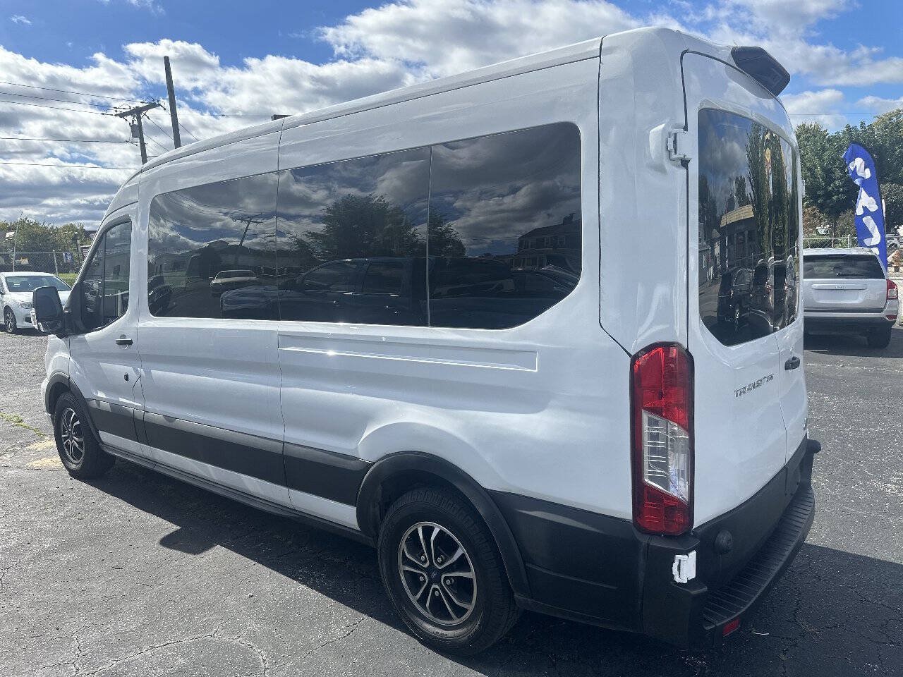 Used 2022 Ford Transit 350 XLT RWD image 4