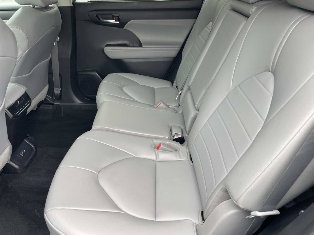 Used 2022 Toyota Highlander XLE AWD/4WD image 16