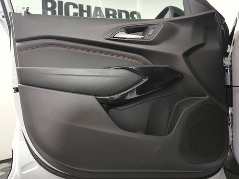 Used 2025 Chevrolet Trax RS w/ Driver Confidence Package image 8