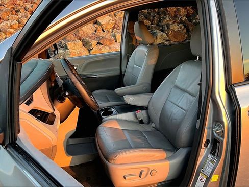 Used 2018 Toyota Sienna XLE w/ XLE Navigation Package image 24