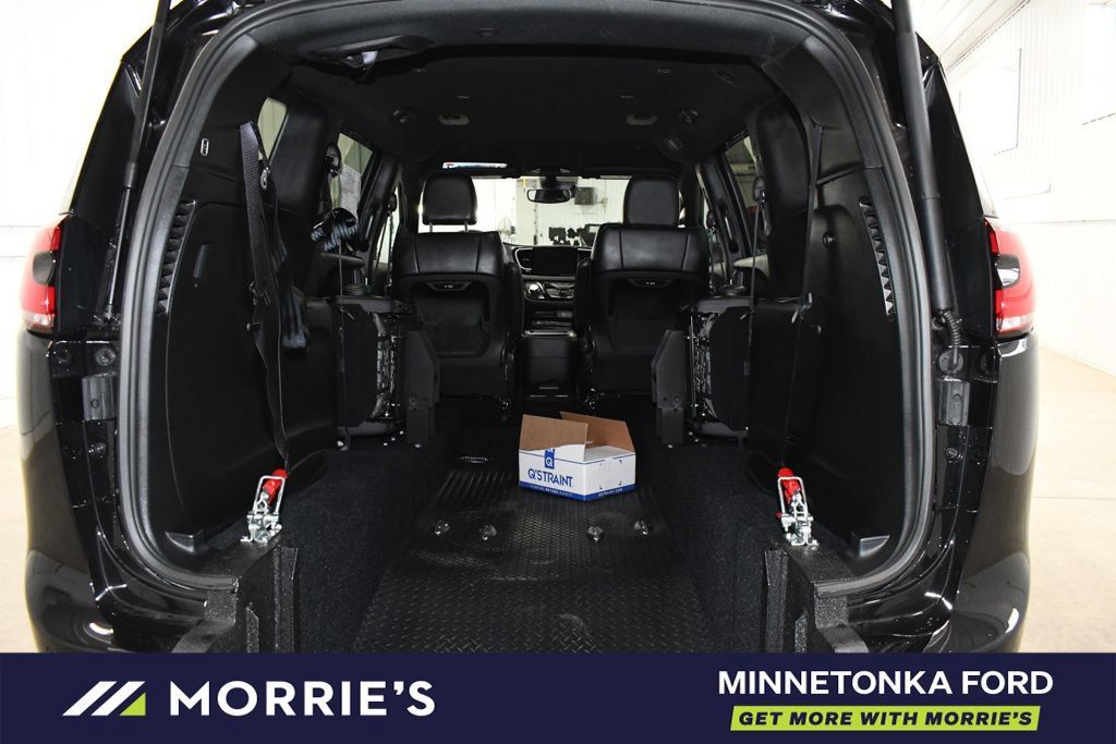 Used 2026 Chrysler Pacifica Select w/ S Appearance Package FWD image 8
