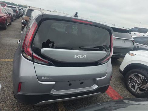Used 2025 Kia Soul LX w/ LX Technology Package FWD image 10