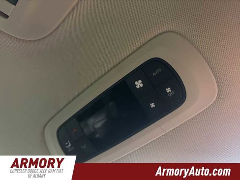 Used 2023 Chrysler Pacifica Touring-L image 38