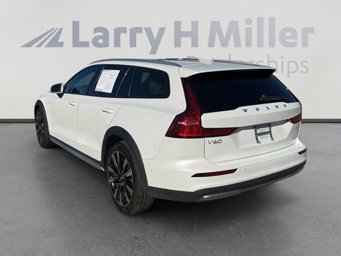 Used 2025 Volvo V60 B5 Cross Country Ultra AWD/4WD image 3