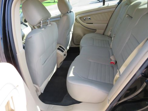 Used 2017 Ford Taurus SE image 7