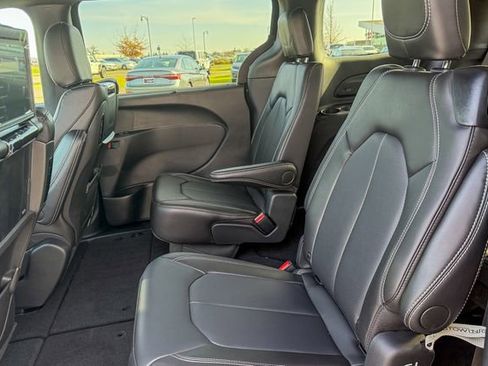 New 2026 Chrysler Pacifica Select AWD/4WD image 23