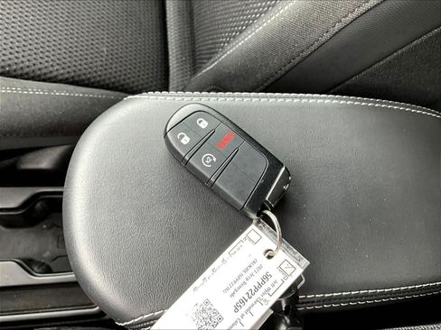 Used 2023 Jeep Renegade Altitude AWD/4WD image 32