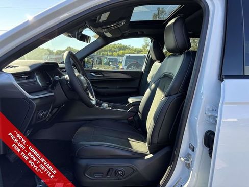 New 2025 Jeep Grand Cherokee Altitude image 3