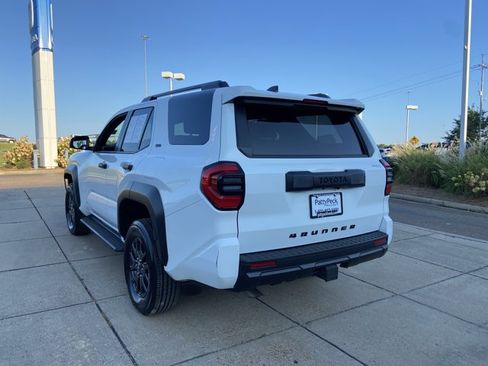 Used 2025 Toyota 4Runner SR5 AWD/4WD image 9
