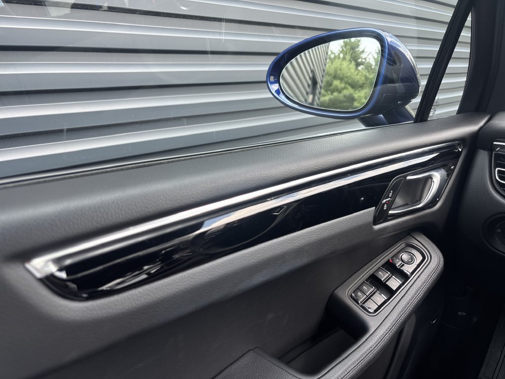 Certified 2026 Porsche Macan AWD/4WD image 30