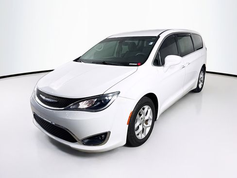Used 2018 Chrysler Pacifica Touring Plus FWD image 4