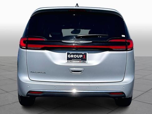 Used 2023 Chrysler Pacifica Touring-L image 4