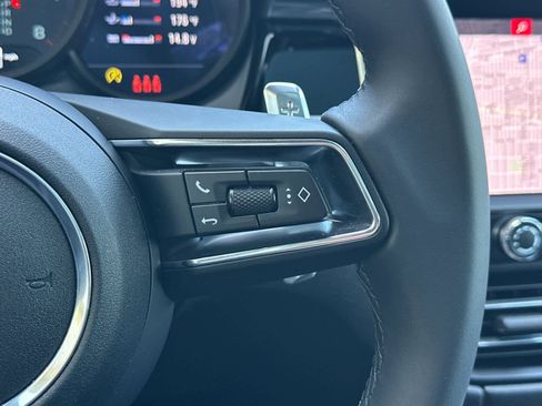 Certified 2025 Porsche Macan AWD/4WD image 27