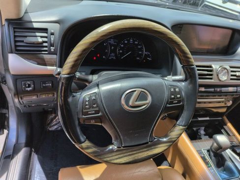 Used 2013 Lexus LS 460 w/ Comfort Pkg RWD image 11