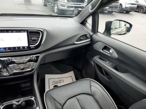 Used 2025 Chrysler Pacifica Limited AWD/4WD image 16