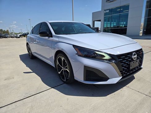 Used 2025 Nissan Altima 2.5 SR FWD image 1