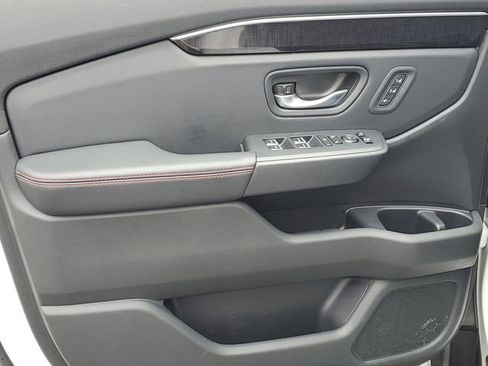 Used 2025 Honda Pilot Black Edition image 16