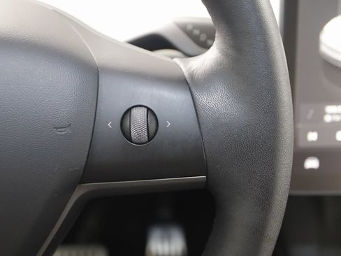 Used 2022 Tesla Model Y Long Range image 36