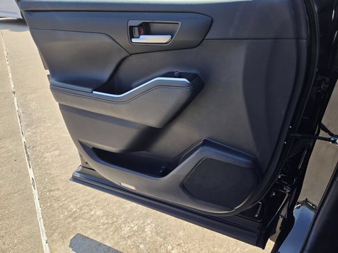 Used 2025 Toyota Highlander XLE FWD image 26