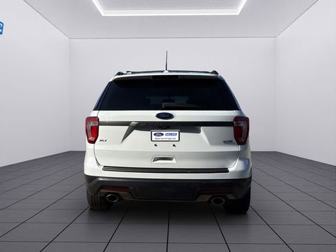 Used 2018 Ford Explorer XLT w/ Equipment Group 202A image 5