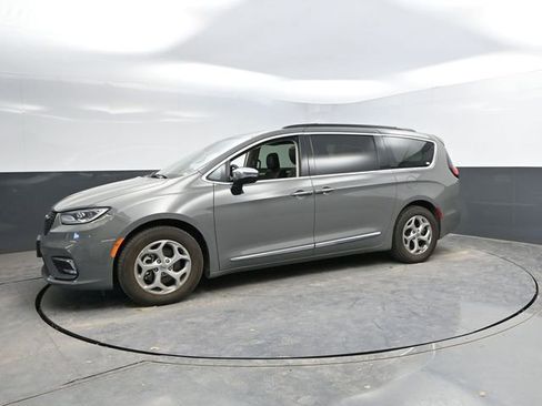 Used 2023 Chrysler Pacifica Limited FWD image 9