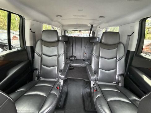 Used 2019 Cadillac Escalade ESV Luxury image 21