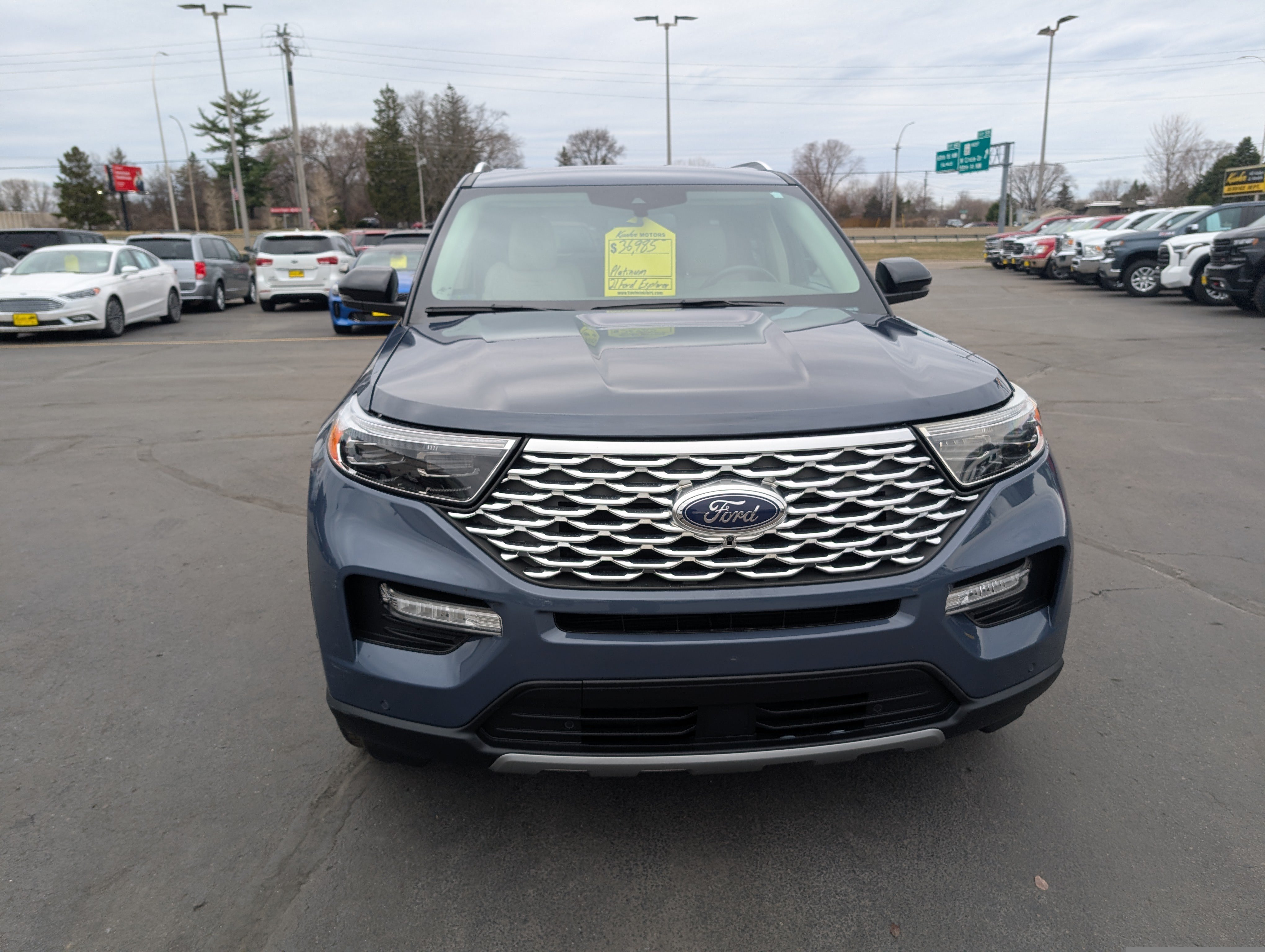 Used 2021 Ford Explorer Platinum w/ Equipment Group 601A AWD/4WD image 3