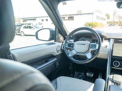 Used 2023 Land Rover Discovery Metropolitan Edition AWD/4WD image 19