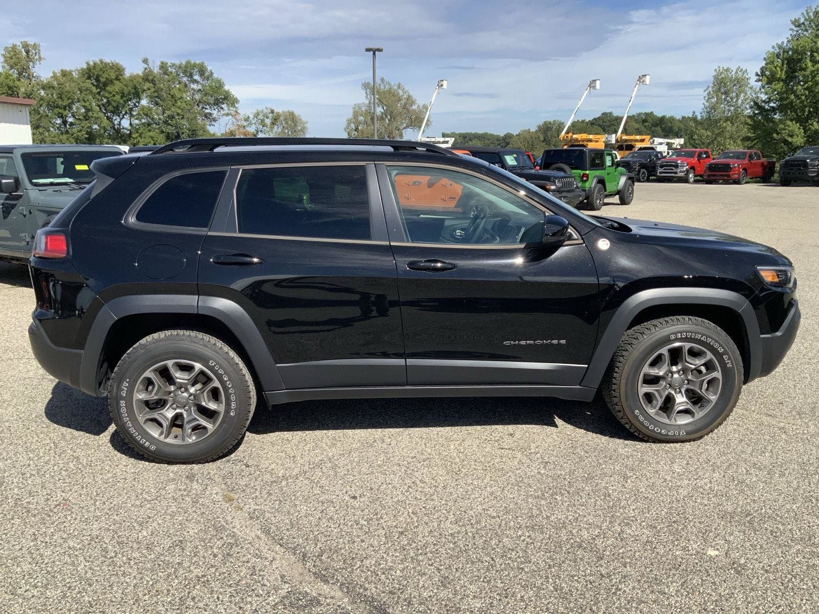 Used 2022 Jeep Cherokee Trailhawk AWD/4WD image 15