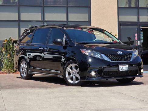 Used 2014 Toyota Sienna SE w/ SE Premium Package w/Entune FWD image 3