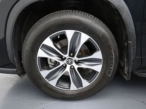 Used 2024 Toyota Highlander XLE AWD/4WD image 11