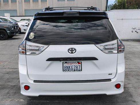 Used 2020 Toyota Sienna SE w/ Nightshade Edition FWD image 13