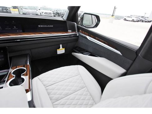 New 2026 Cadillac Escalade Platinum Sport w/ LPO, ONYX Package AWD/4WD image 10