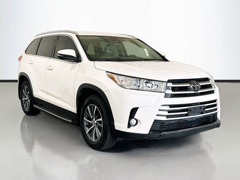 Used 2019 Toyota Highlander XLE FWD image 3