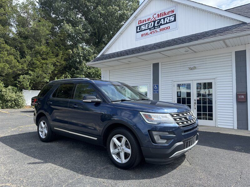 Used 2016 Ford Explorer XLT w/ Equipment Group 202A AWD/4WD image 2