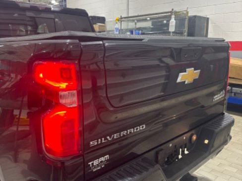 Used 2021 Chevrolet Silverado 1500 High Country w/ Technology Package image 8