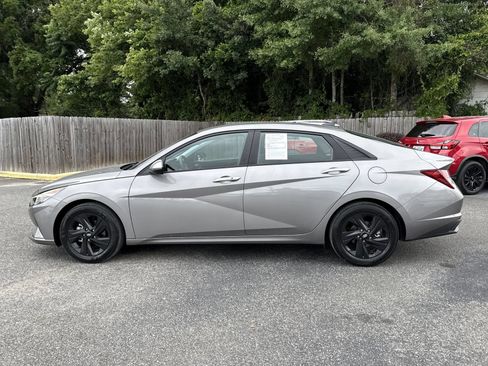 Used 2023 Hyundai Elantra SEL FWD image 2