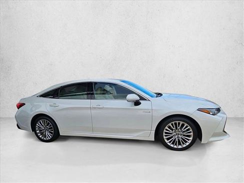 Used 2019 Toyota Avalon Limited image 4