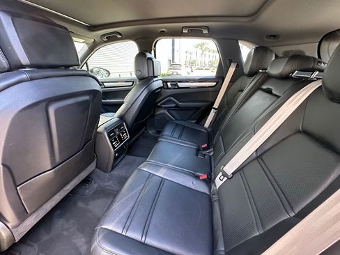 Used 2022 Porsche Cayenne Platinum Edition image 35