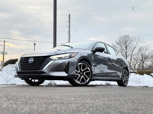 Used 2025 Nissan Sentra SR image 2