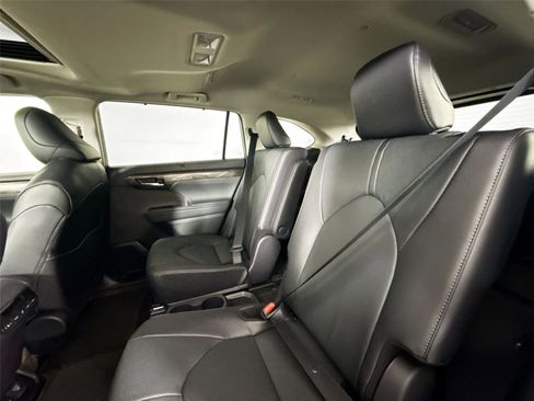 New 2026 Toyota Highlander Limited image 32