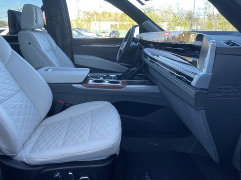 Used 2025 Cadillac Escalade Sport Platinum w/ LPO, ONYX Package AWD/4WD image 15