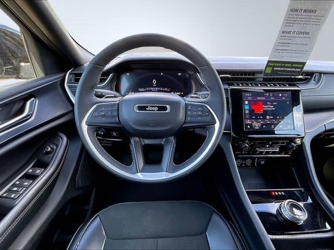 Used 2025 Jeep Grand Cherokee Altitude image 9