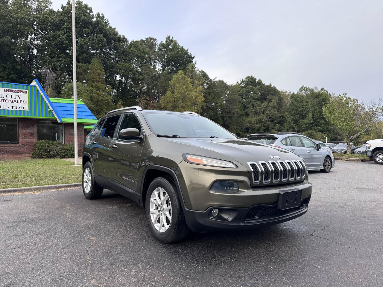 Used 2014 Jeep Cherokee Latitude w/ Comfort/Convenience Group AWD/4WD image 3