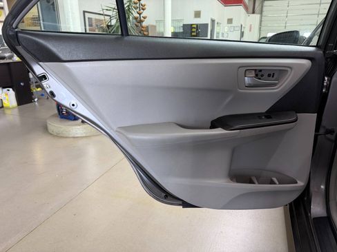 Used 2016 Toyota Camry LE FWD image 12