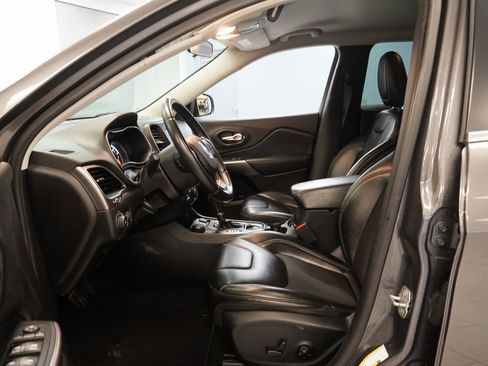 Used 2019 Jeep Cherokee Latitude Plus image 4