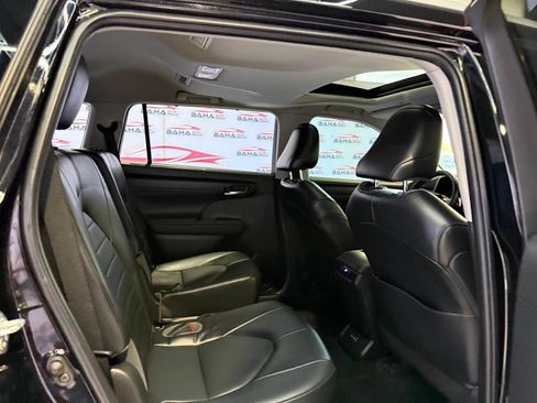 Used 2022 Toyota Highlander XLE AWD/4WD image 48