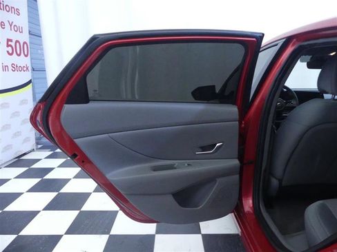 Used 2021 Hyundai Elantra SE image 23